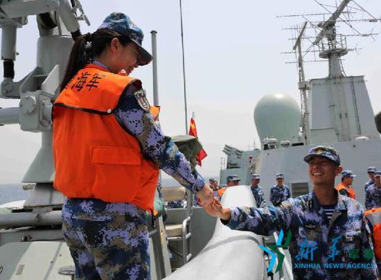 中国海军亚丁湾举行洋气婚礼 政委送新人三个