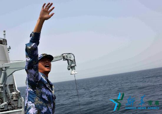 中国海军亚丁湾举行洋气婚礼 政委送新人三个