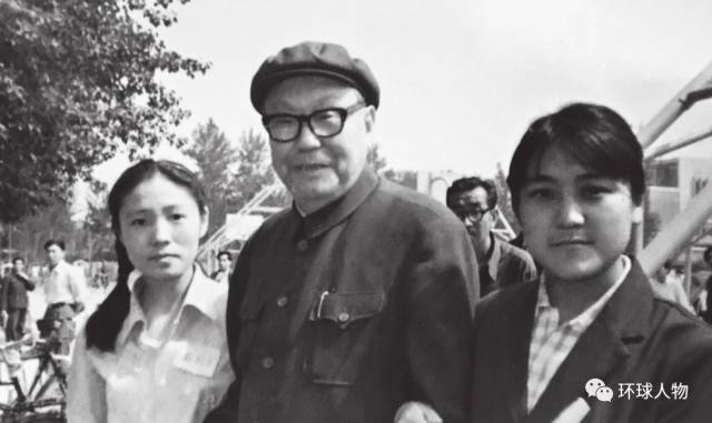 1981年5月,乌兰夫与孙女布小林(右)、乌兰辽娜在中央民族大学。