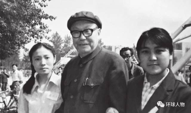 1981年5月，乌兰夫与孙女布小林（右）、乌兰辽娜在中央民族大学。