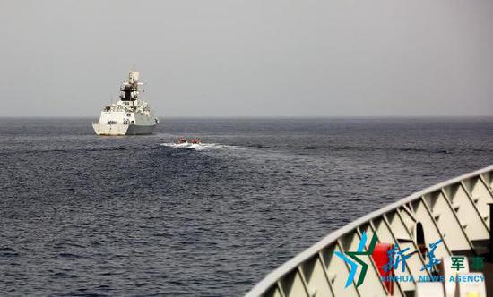 中国海军亚丁湾举行洋气婚礼 政委送新人三个