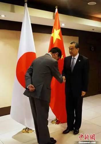 ▲8月7日，中国外交部长王毅在菲律宾马尼拉出席东亚合作系列外长会期间，会见新任日本外相河野太郎。