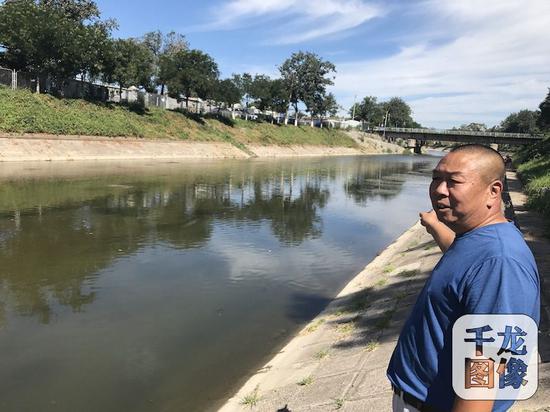 自2015年，海淀区率先在北京市试点“河长制”，经过整治，这段河流河水清澈，岸边翠绿满眼。图为该区半壁店第二居委会主任祁雪平（任永引渠半壁店至永金里河段河长）。千龙网记者 秦胜南摄