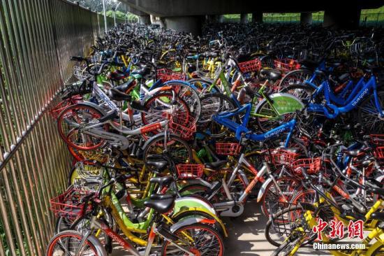  8月8日，数千辆共享单车被“遗弃”在北京一高架桥下。 中新社记者 贾天勇 摄  