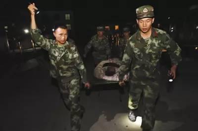 ▲武警官兵在四川阿坝州九寨沟县疏散游客，救助群众。新华社发