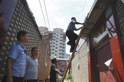 昨日,天津市静海区王家楼村。一个传销窝点大门紧闭,联合执法人员爬梯子翻墙去开门。 昨日,天津市静海区王家楼村。一个传销窝点大门紧闭,联合执法人员爬梯子翻墙去开门。