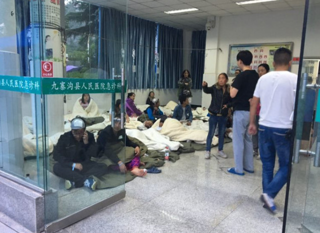 轻伤患者在医院大厅和院子里