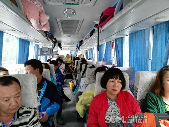 46名游客坐上大巴车返回成都
