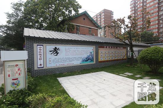 谈到小花园的前生,72岁的张阿姨用三个字道出了整治之前的面貌--脏、乱、差。 原来这里是一片临时搭建的平房,属于违法建筑,被出租用来经营水果摊、超市、饭馆等。这片违建已存在十多年,对周边的环境、交通及消防设施等都存有隐患。 特别是晚上,可闹心了。张阿姨说,附近的烧烤店经营到下半夜,经常有人喝醉酒打架骂街,不仅吵还不安全。
