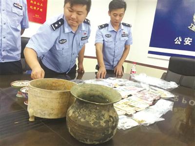 图一:民警正在清点赃物