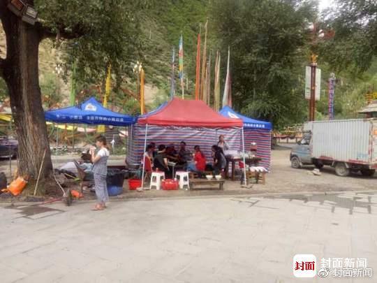 等着转移的群众,还有震中漳扎村自己做饭的村民