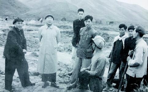　　人民的勤务员 朱光(左二)陪同朱德(左一)视察白云山，研究白云山机场建设。