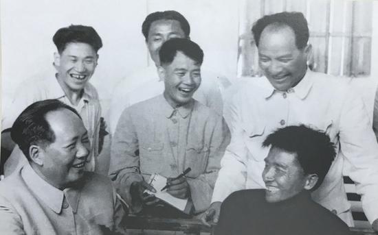 　　甘做小学生 朱光(右)陪同毛主席视察广州棠下村。