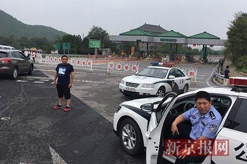 交警封闭了八达岭长城出口,禁止车辆通行。