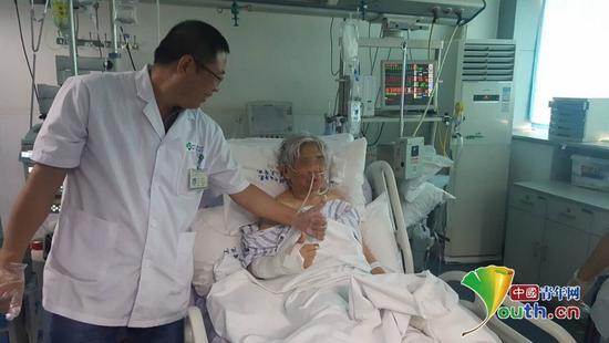 8月12日，四川一医院骨科大夫看望老奶奶。