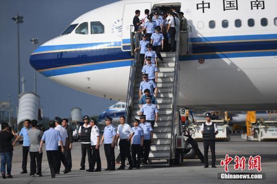 8月5日,在长春龙嘉国际机场,77名电信诈骗犯罪嫌疑人被吉林警方从斐济共和国押解回国,这是中国首次从大洋洲大批量押解电信诈骗犯罪嫌疑人,也是吉林省破获的最大一起跨国电信网络诈骗案件,同时也标志着吉林警方参与国际警务合作迈进新纪元。 张瑶 摄 8月5日,在长春龙嘉国际机场,77名电信诈骗犯罪嫌疑人从斐济押解回国。 张瑶 摄