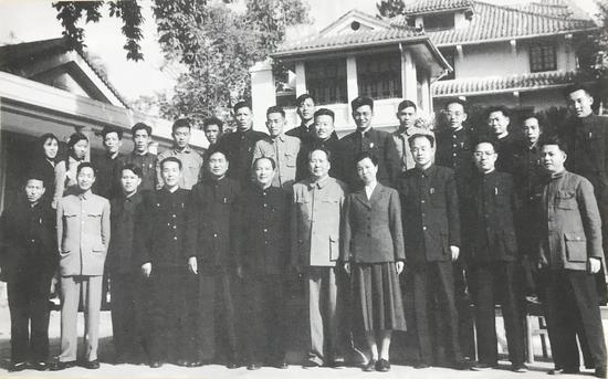 　　珍贵合影 毛主席(前排右五)、朱光(前排右六)在珠岛宾馆。