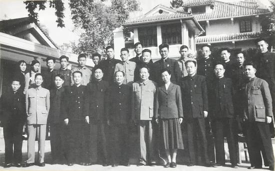1502550517984277.jpg 珍贵合影 毛主席(前排右五)、朱光(前排右六)在珠岛宾馆。