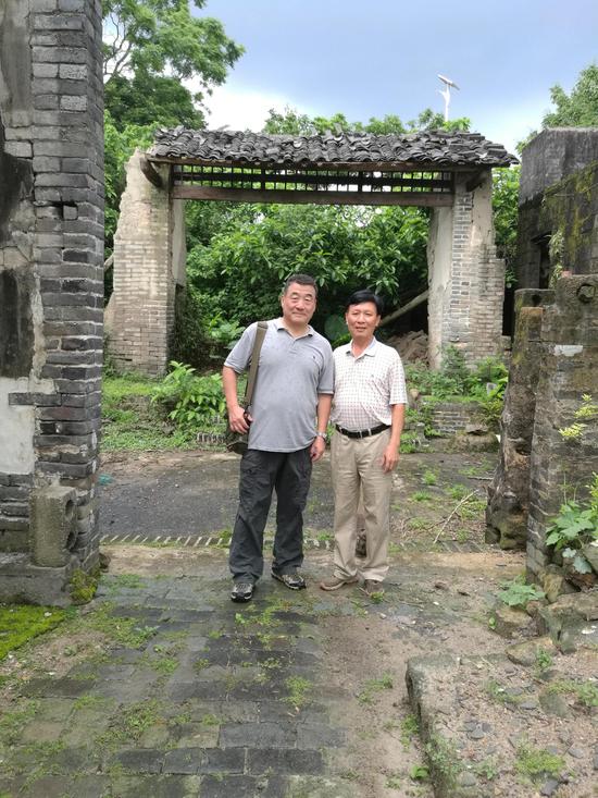 1502550478721128.jpg 深情追忆 李卫平将军(左)与朱光后人在朱光故居前合影。