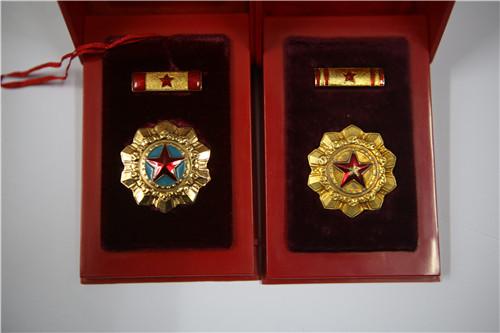 “一级红星”和“二级红星”功勋荣誉章（刘源隆摄）