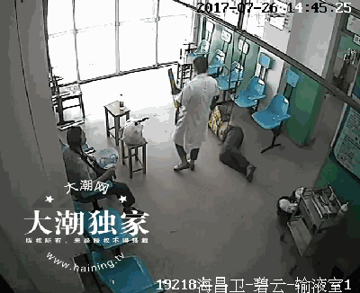 外卖小哥冒暴雨送餐迟到,被辱骂3分钟。最后,这位客户结果把外卖直接扔到了走廊地上,然后重重地关上了门。