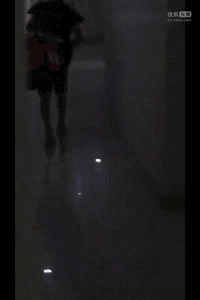 一个外卖小哥晚到十分钟被投诉,坐在那迟迟不愿离开,这画面让人动容。