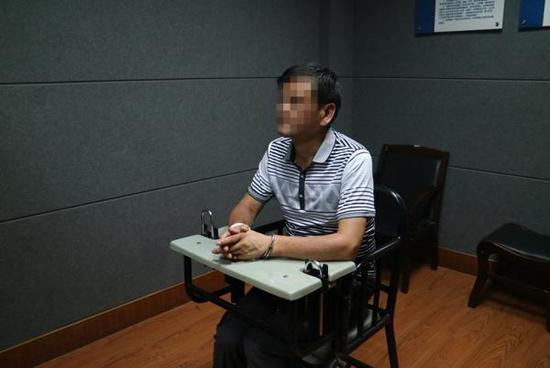  刘永彪接受审讯。 