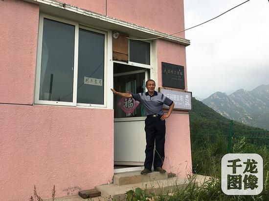 延庆区张山营镇西大庄科村积极发挥党建作用,保障冬奥会筹办。图为老党员老崔在瞭望塔。千龙网记者 李金鑫摄