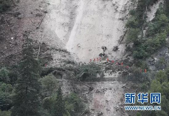 道路一侧的山体突然开始晃动,
