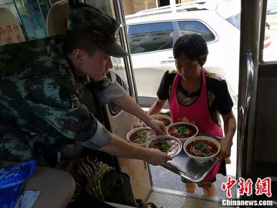 地震发生时,