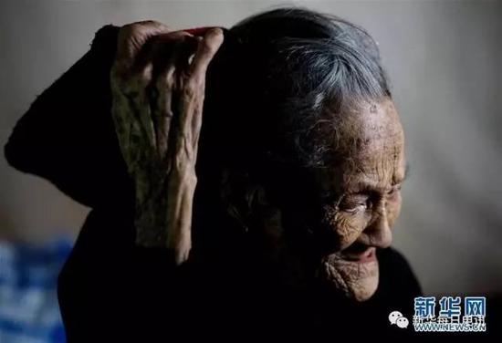 卓天妹在海南陵水黎族自治县本号镇宿风村的家中(8月2日摄)。