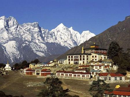 重山环抱的尼泊尔。