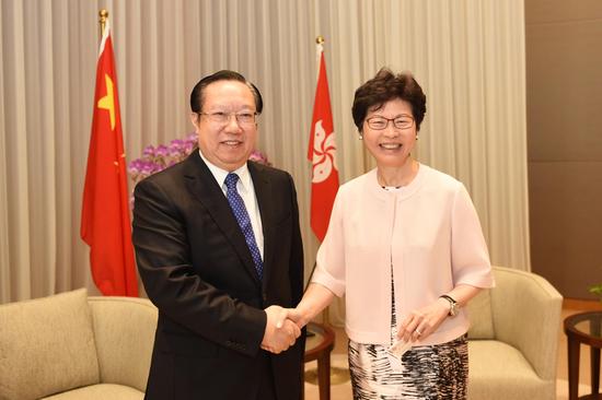 图片说明:16日上午,省委副书记、省长王晓东在香港拜会香港特区行政主座林郑月娥。(记者 李溪 摄)