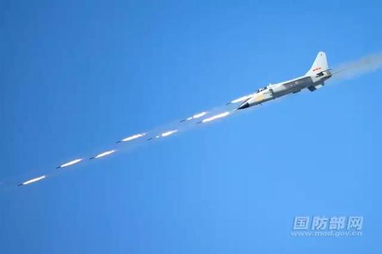  中国空军歼轰-7A战机进行实弹攻击。杨盼 摄