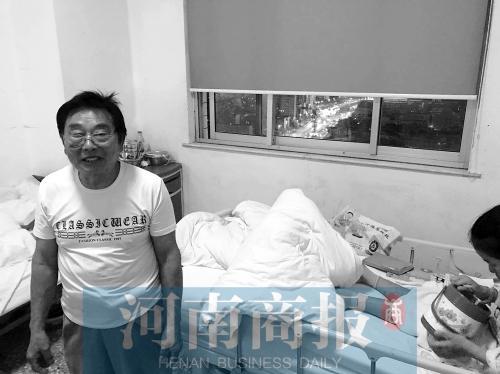 老赵在病房里照顾金凤