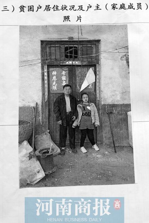 老赵和金凤在家门口合影