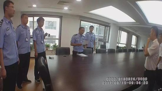 图为宣读罚款决议书