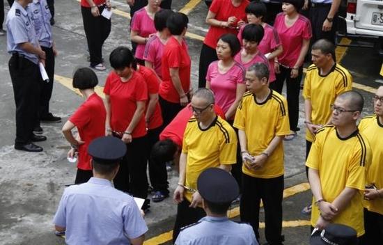 2015年5月27日,包罗梁耀辉(穿黄衣者左一)在内之47人口出庭受审。 西方IC 图