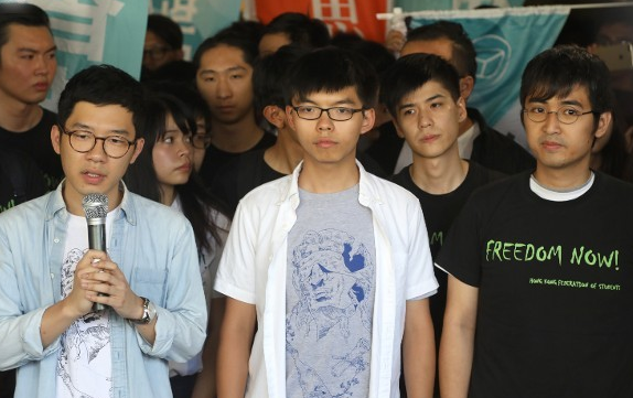 罗冠聪、黄之锋和周永康(来源:香港东网)