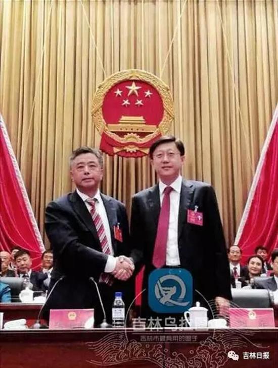 吉林市委书记张焕秋(左)与新中选之市长刘非握手。 本文图均为 微信民众号:吉林日报 图