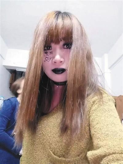 90后女孩叶乐希还保留着杀马特造型.受访者供图