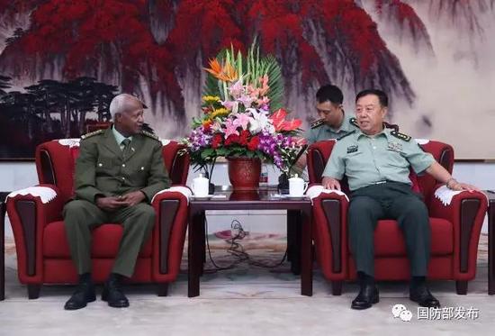 8月18日下战书,中央军委副主席范长龙在八一大楼会见了来访的埃塞俄比亚国防军总顾问长萨莫拉·尤内斯。