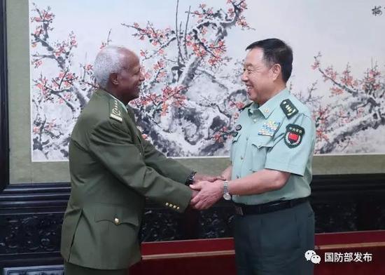 8月18日下战书,中央军委副主席范长龙在八一大楼会见了来访的埃塞俄比亚国防军总顾问长萨莫拉·尤内斯。