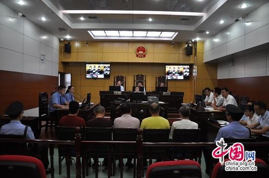 五名被告在法庭上受审