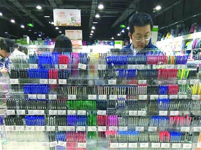 文具店内学生用笔琳琅满目 /晨报记者 陈征