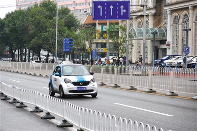 8月13日,蒲黄榆,行驶中之共享汽车。A06-A07版摄影/新京报记者 王嘉宁 沙雪良