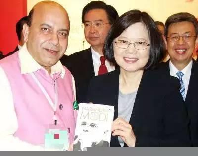 蔡英文拿着关于莫迪的传记书。