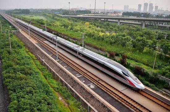 ▲8月21日，从北京南开往天津的C2001次“复兴号”中国标准动车组驶入天津市区。
