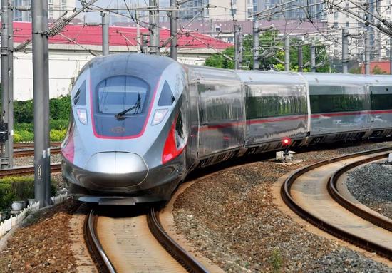 ▲8月21日，从天津开往北京南的C2008次“复兴号”中国标准动车组列车驶出天津站。