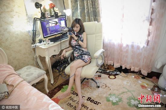 图为27岁的刘洋在自己的卧室里做直播，她2015年开始，从一名就职于化工企业的工科女摇身一变成为职业主播，月收入也是此前工作的五倍之多。 （图文无关） 游思行 摄 图片来源：视觉中国